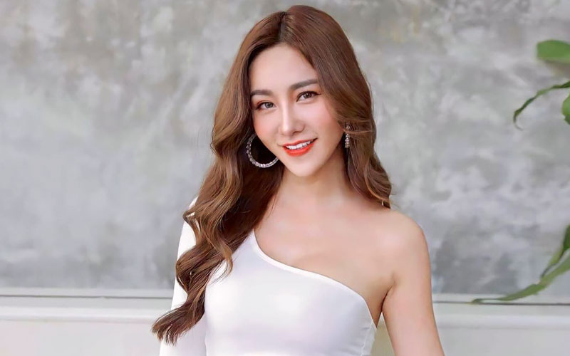 pretty thai bride smiling