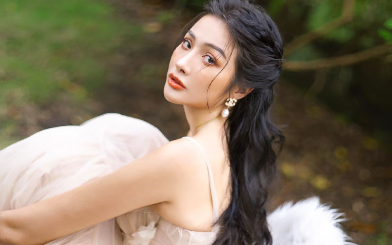 thai woman for marriage outdoors