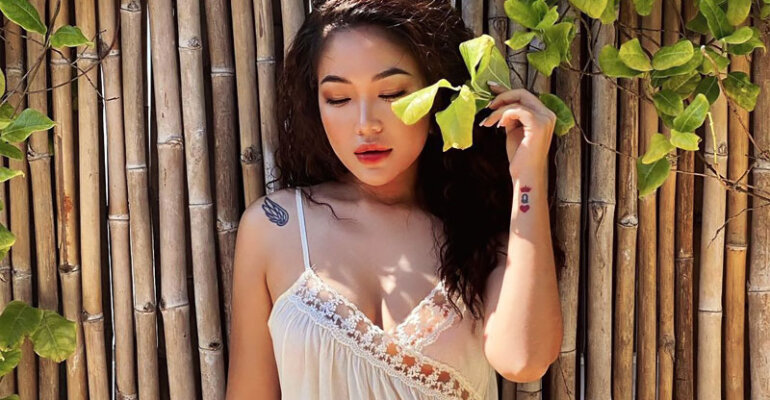 thai woman for marriage walking